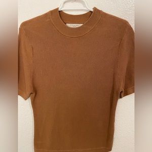 Light brown tshirt.